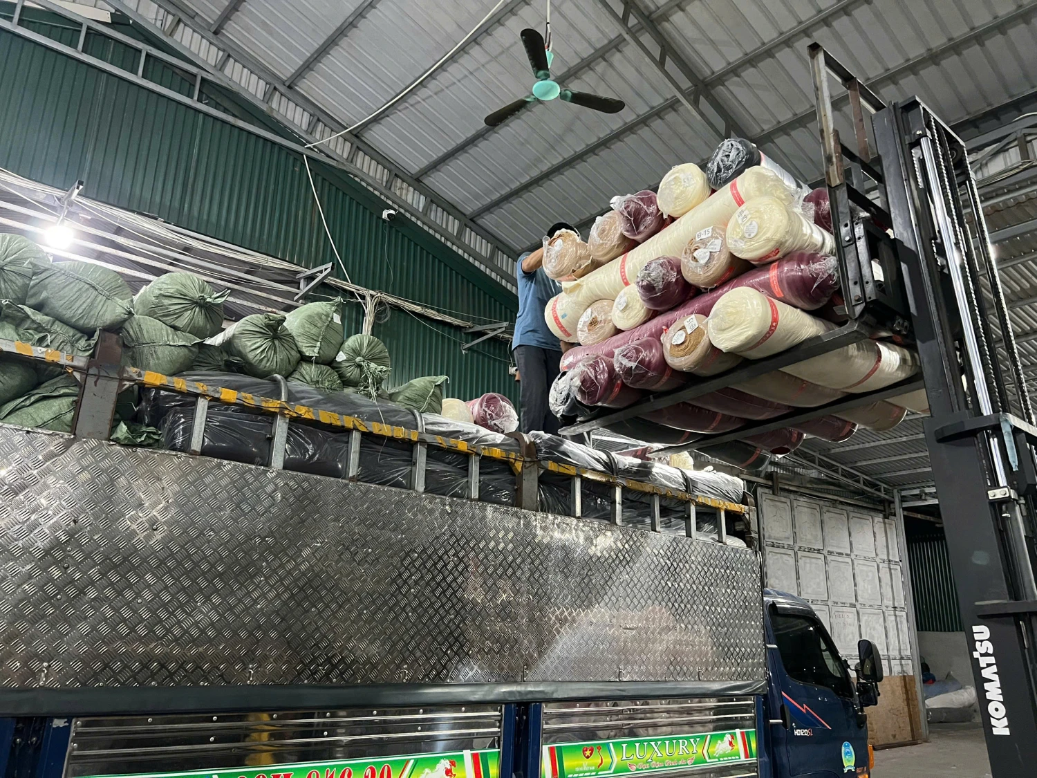 Vận Chuyển Vải Từ Trung Quốc Về Việt Nam Chỉ 24 Giờ – Nhanh, An Toàn, Đền 100% Nếu Mất Hàng